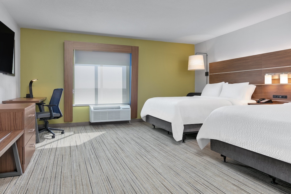 Room, 2 Queen Beds, Mobility Accessible (Communications, Roll-In Shower) - Photo 2
