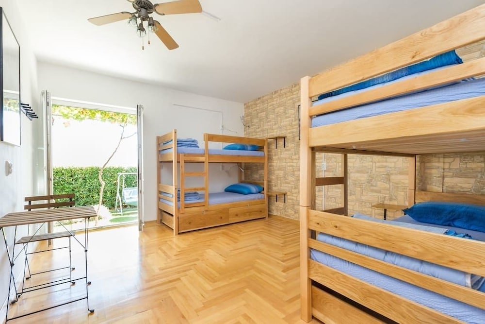 Quadruple Room, Mixed Dorm, Shared Bathroom, Garden View photo 1