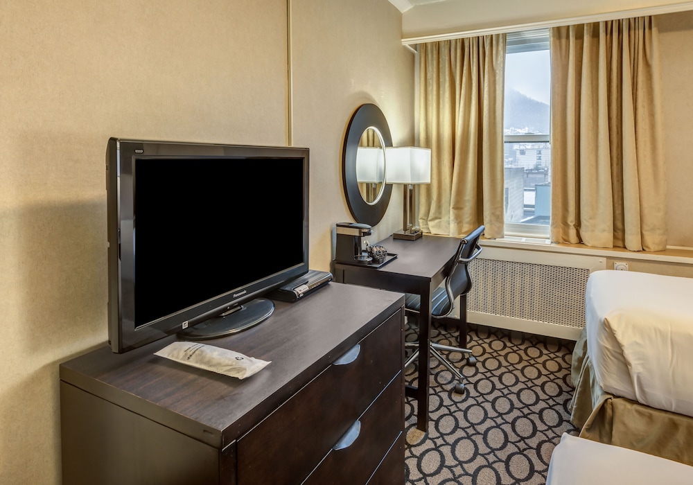 Standard Room, Multiple Beds, Non Smoking (Two Beds, 1 Double, 1 Twin Bed) - Photo 3