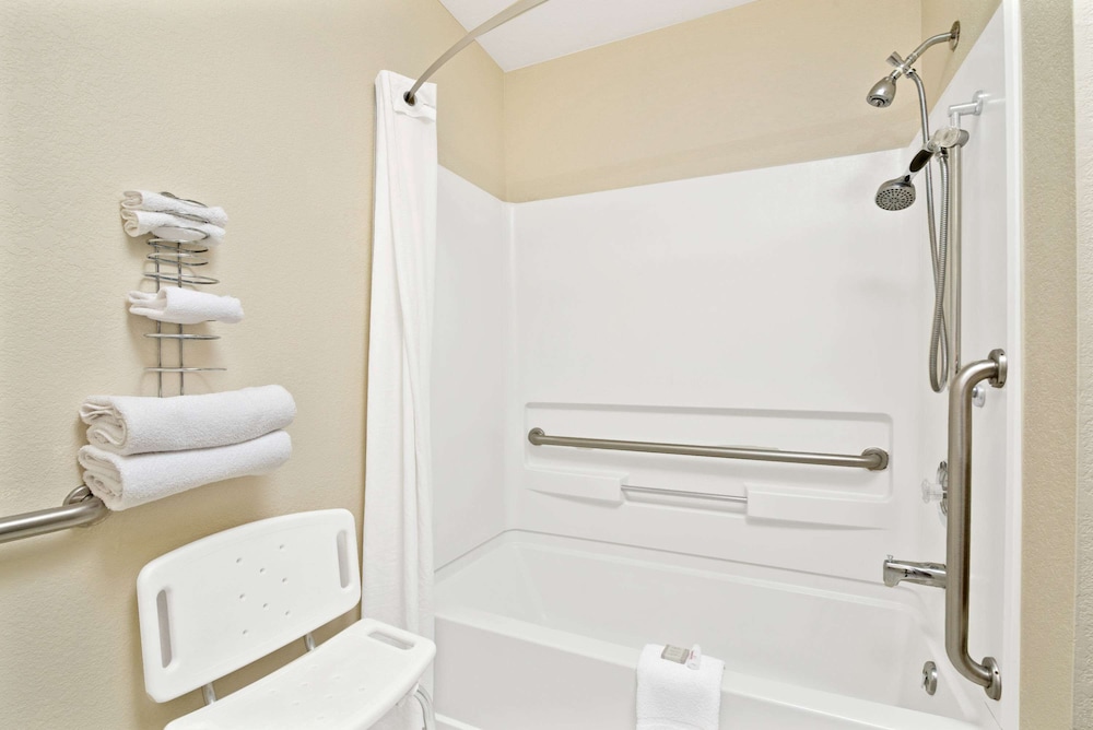 Standard Room, 1 Queen Bed, Accessible - Photo 5