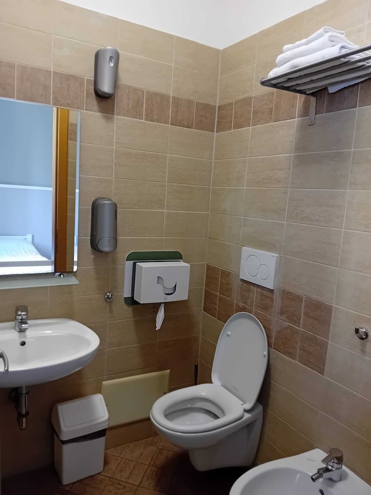 Twin Room, Men only, Private Bathroom photo 3