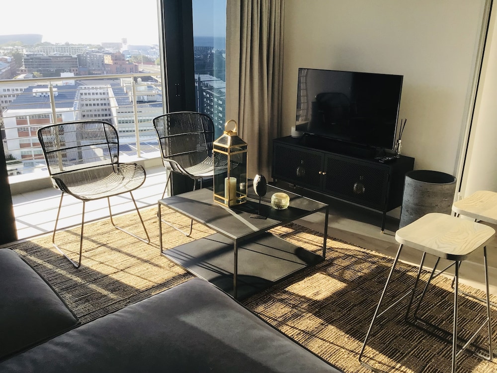 Luxury Apartment, 1 Queen Bed, Balcony, City View photo 1
