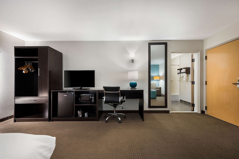 Suite, 1 Bedroom, Non Smoking (1 King Bed) - Photo 3