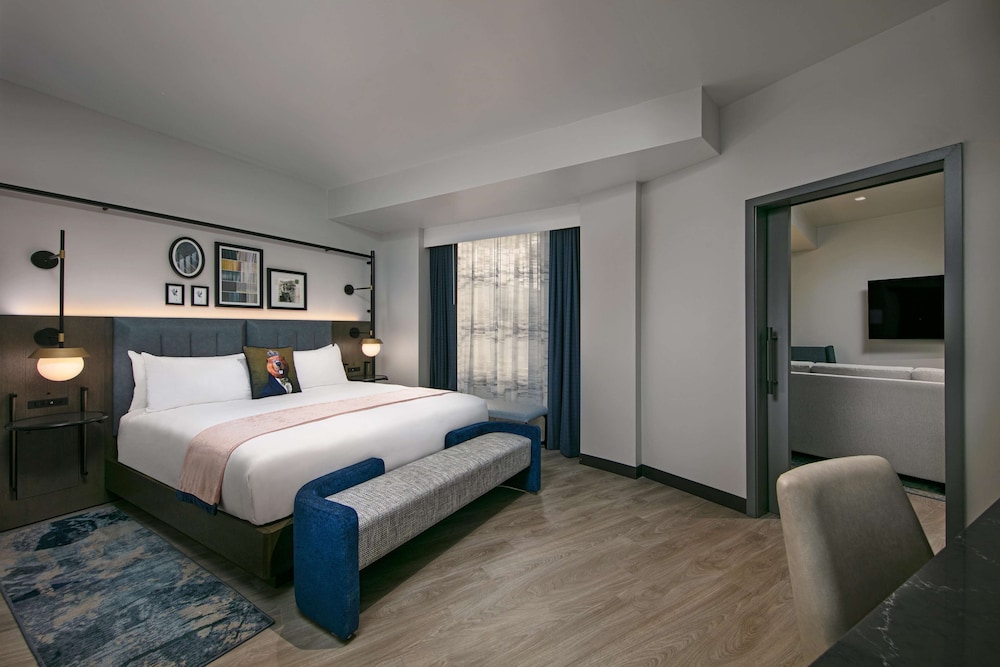Suite, 1 King Bed with Sofa bed, Roll-in Shower (Lady Freedom, 1 Bedroom, Mobility)