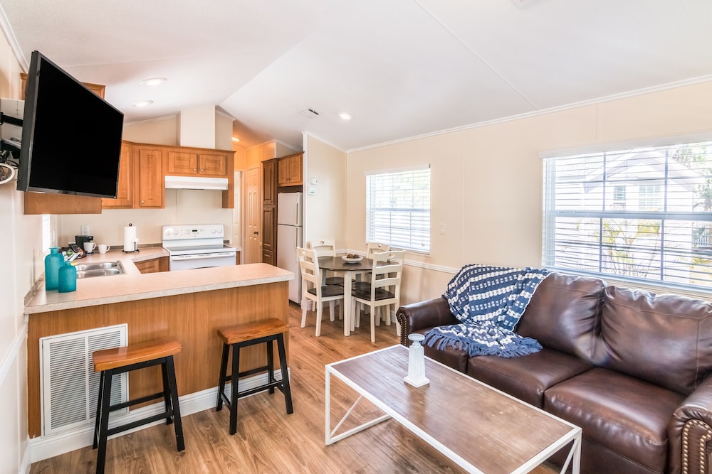 Premium Cottage, 2 Bedrooms (Pets Allowed, Linens Include) photo 1