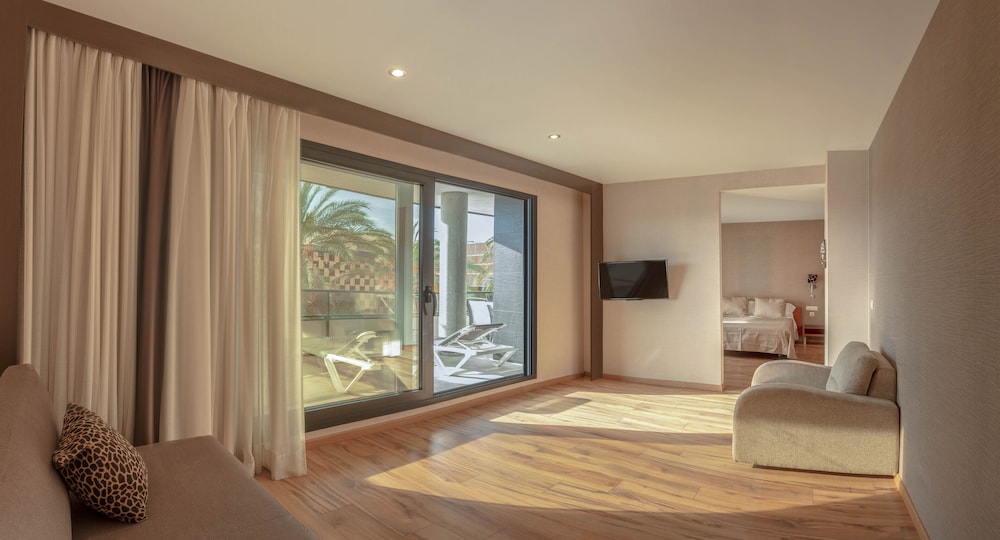 Junior Suite, Balcony (3 Adultos and 1 Child) Junior Suite, Balcony (3 Adultos and 1 Child)