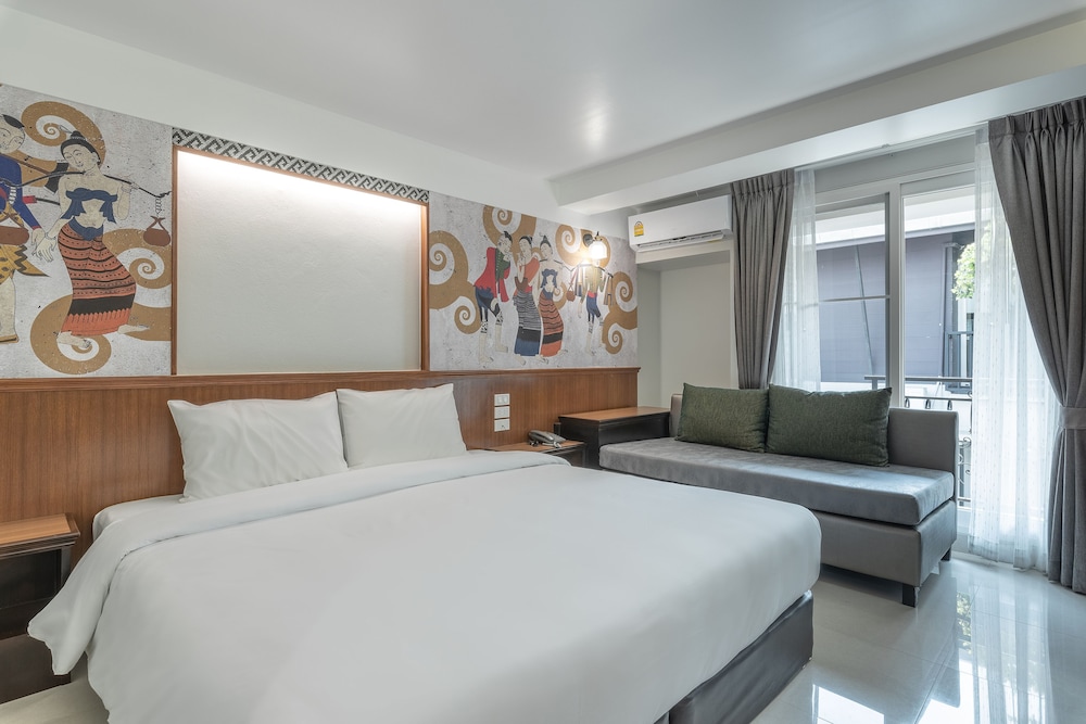 Superior Double Room, 1 King Bed, Pool View photo 3