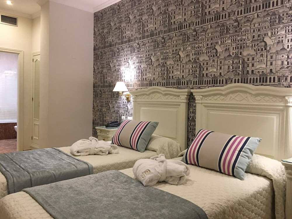 Standard Twin Room - Photo 13