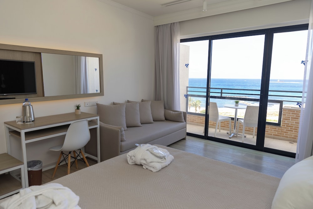 Deluxe Twin/Double Front Sea View room - Photo 5