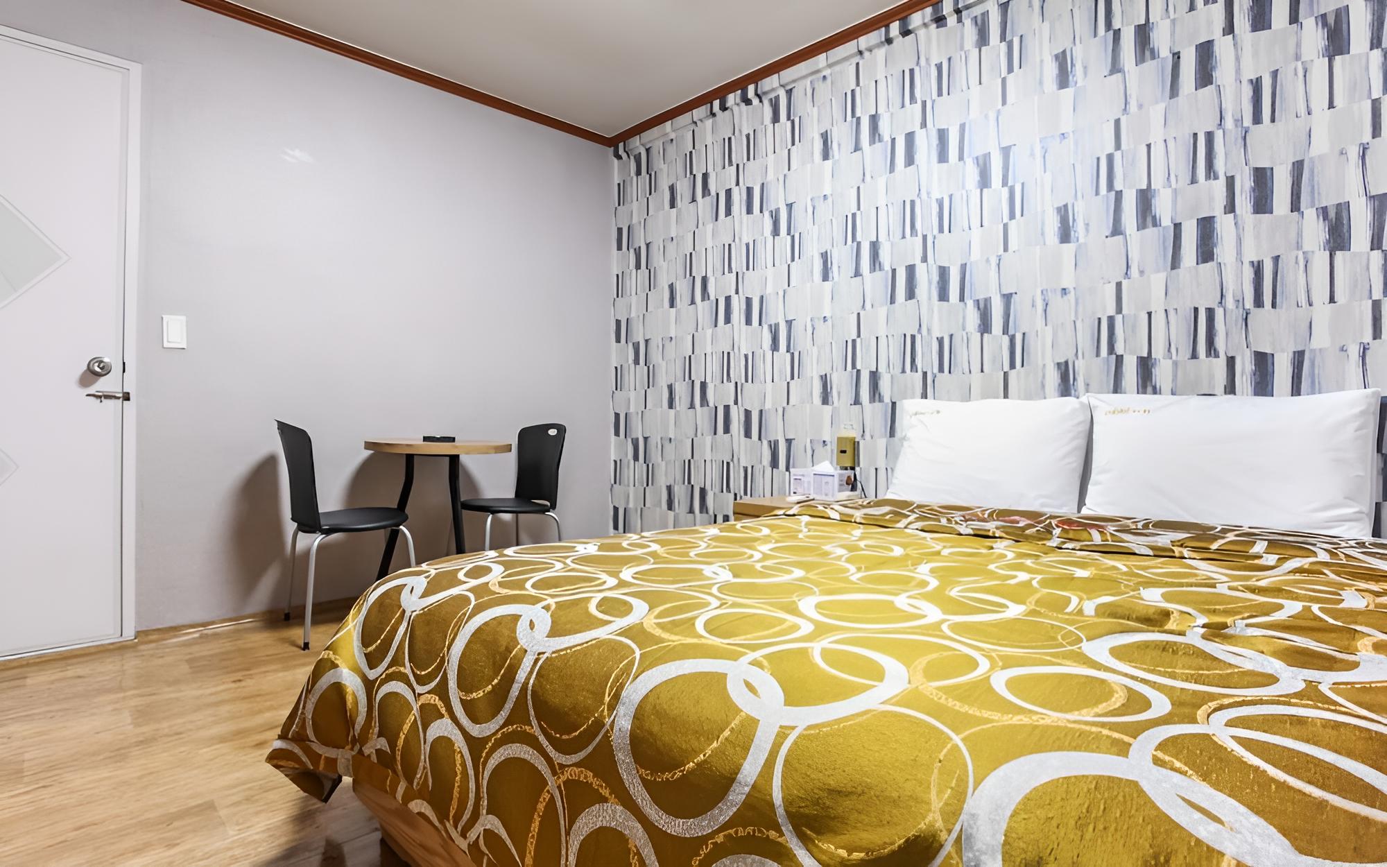 Room (Bed) - Photo 2