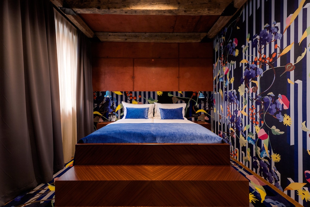 DELUXE ROOM - Photo 1