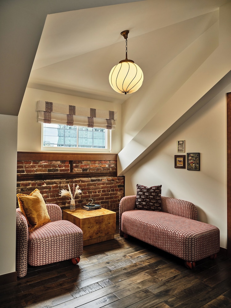 Room, 1 King Bed (Deluxe Loft) thumbnail 5