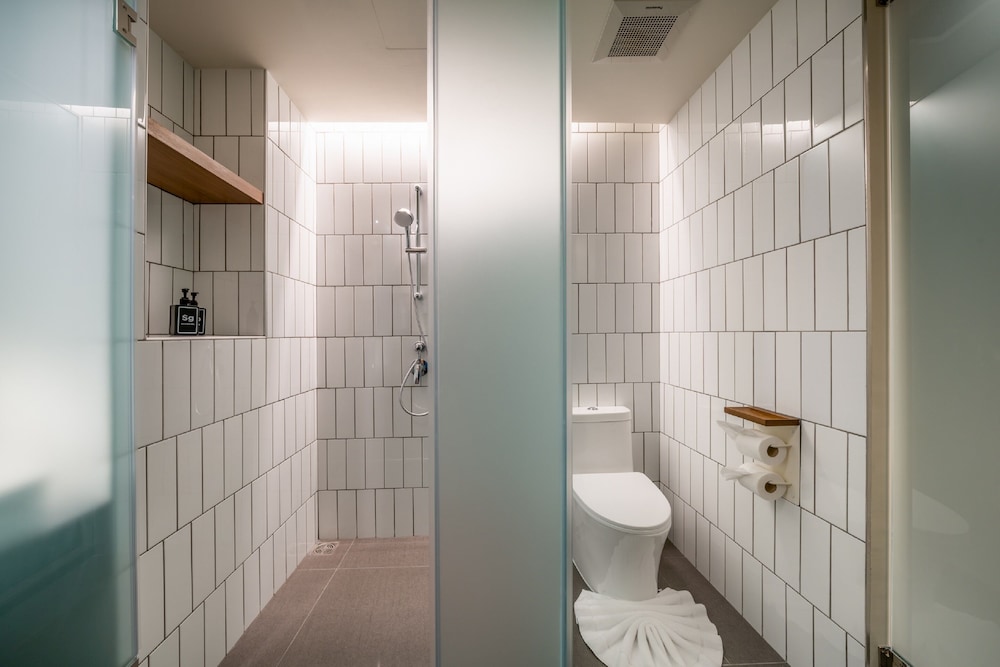 Deluxe King Room with City View photo 2