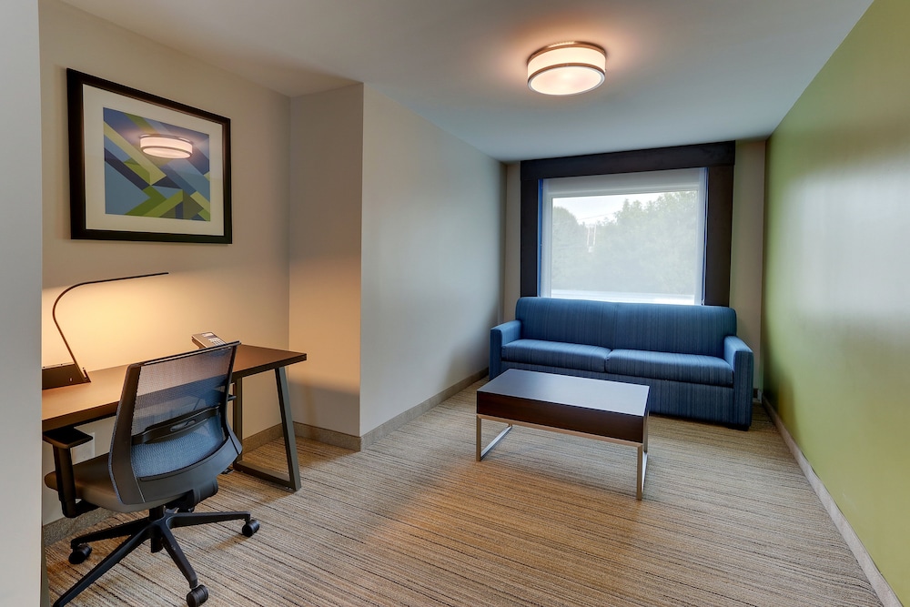 Suite, 1 King Bed, Accessible (Communication, Accessible Tub) - Photo 1