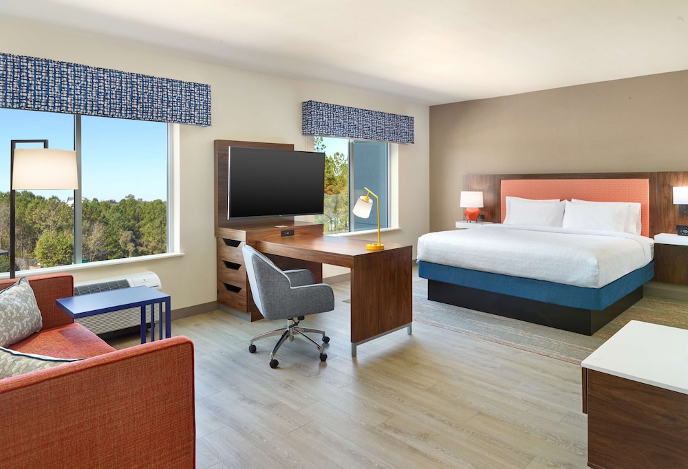 Studio, 1 King Bed, Refrigerator & Microwave (Wet bar)