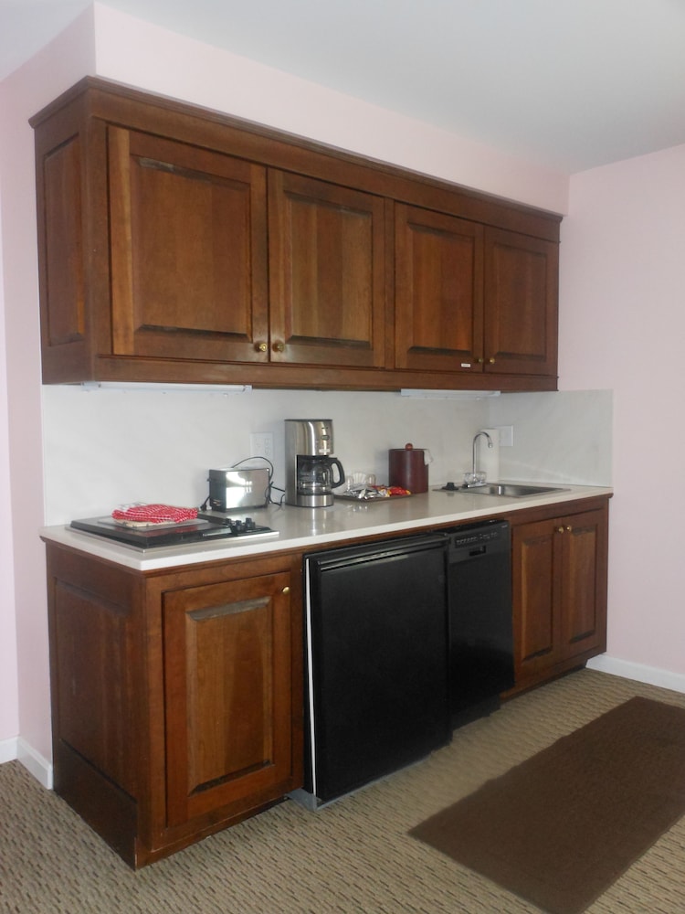 Standard apartment, 1 king bed with sofa bed (No staircase, porch steps-not wheelchair accessible) photo 3