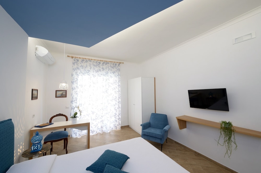 Superior Room, 1 King Bed, Balcony (Partenope)