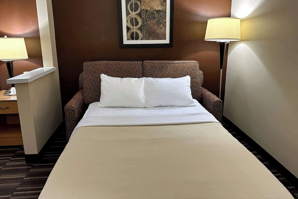 Suite, Multiple Beds, Non Smoking - Photo 7
