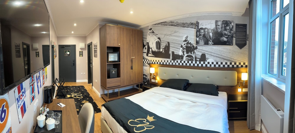 Luxury Suite, 1 King Bed, Non Smoking, City View photo 2