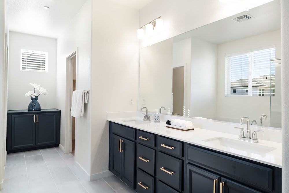 Modern 4BR Home Nr Airport DT w Fire Pit, Billede 65