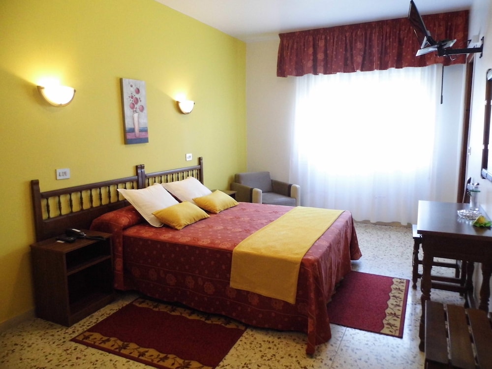 Standard Double or Twin Room, Private Bathroom photo 3