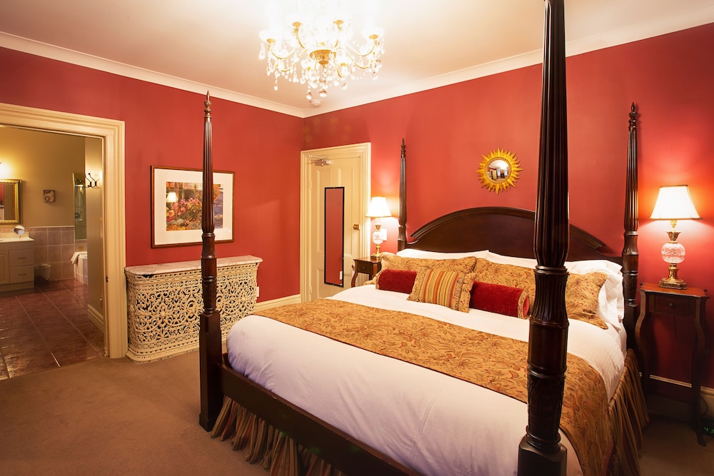 Lady Margaret Suite, King Bed with Jetted Tub