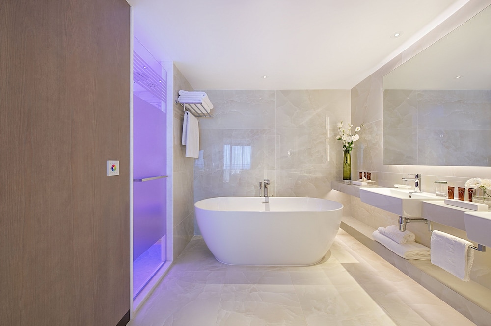 Luxury Suite - Photo 5