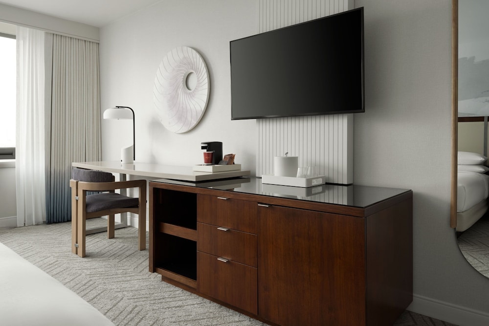 Club Room, 1 King Bed, City View - Photo 2