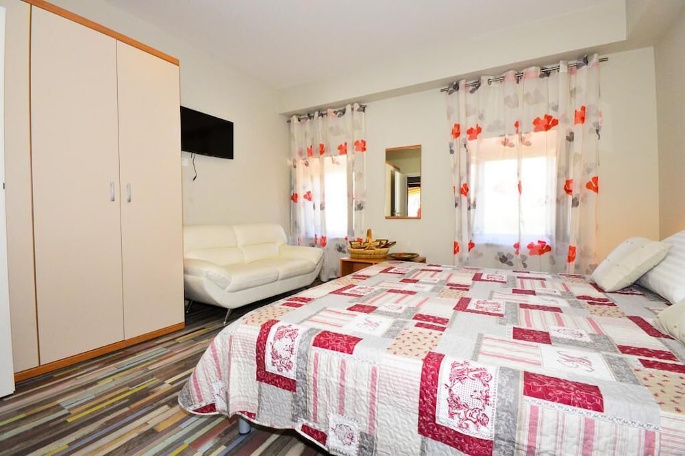 House (Three Bedroom Home with Terrace and P) photo 2