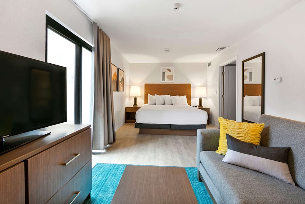 Studio Suite, 1 Queen Bed, Mobility Accessible, Bathtub - Photo 1