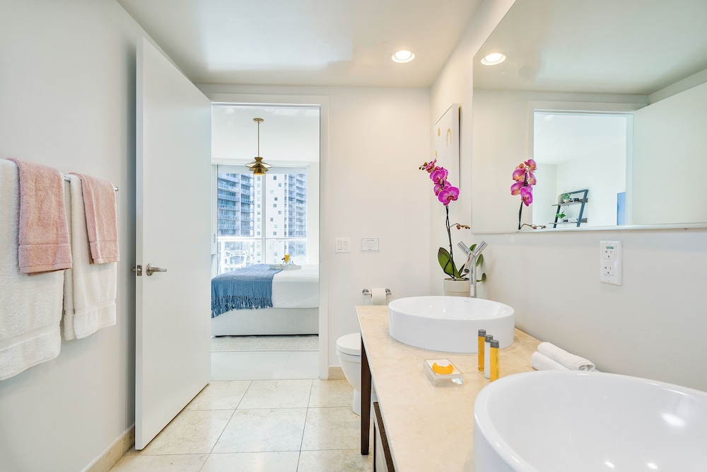 Boutique Apart, 1 King & Sofa Bed, Sauna, River/City Views, Balcony3106