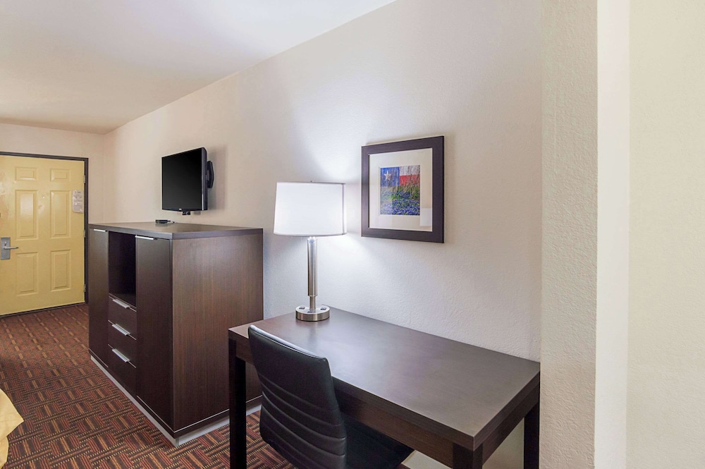 Room, 2 Queen Beds, Accessible, Non Smoking (Upgrade) - Photo 2