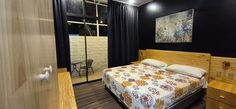 Superior Studio, 1 King Bed, Kitchen photo 1