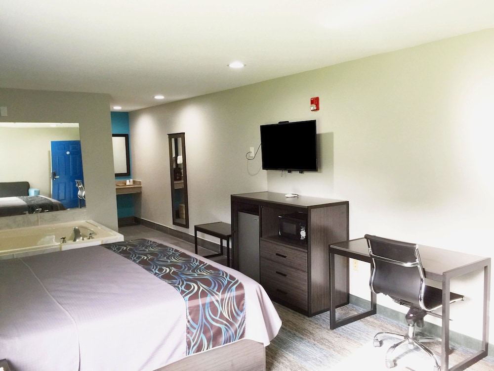 Room, 1 King Bed, Non Smoking, Jetted Tub photo 2