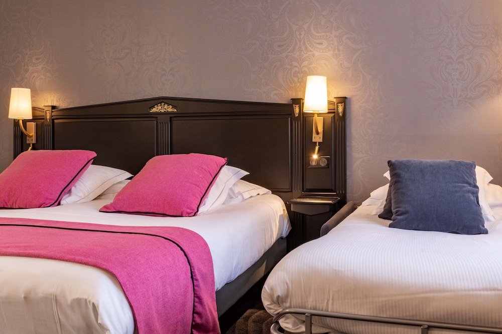 Deluxe Room, Multiple Beds, Non Smoking (Larger Room) - Photo 4