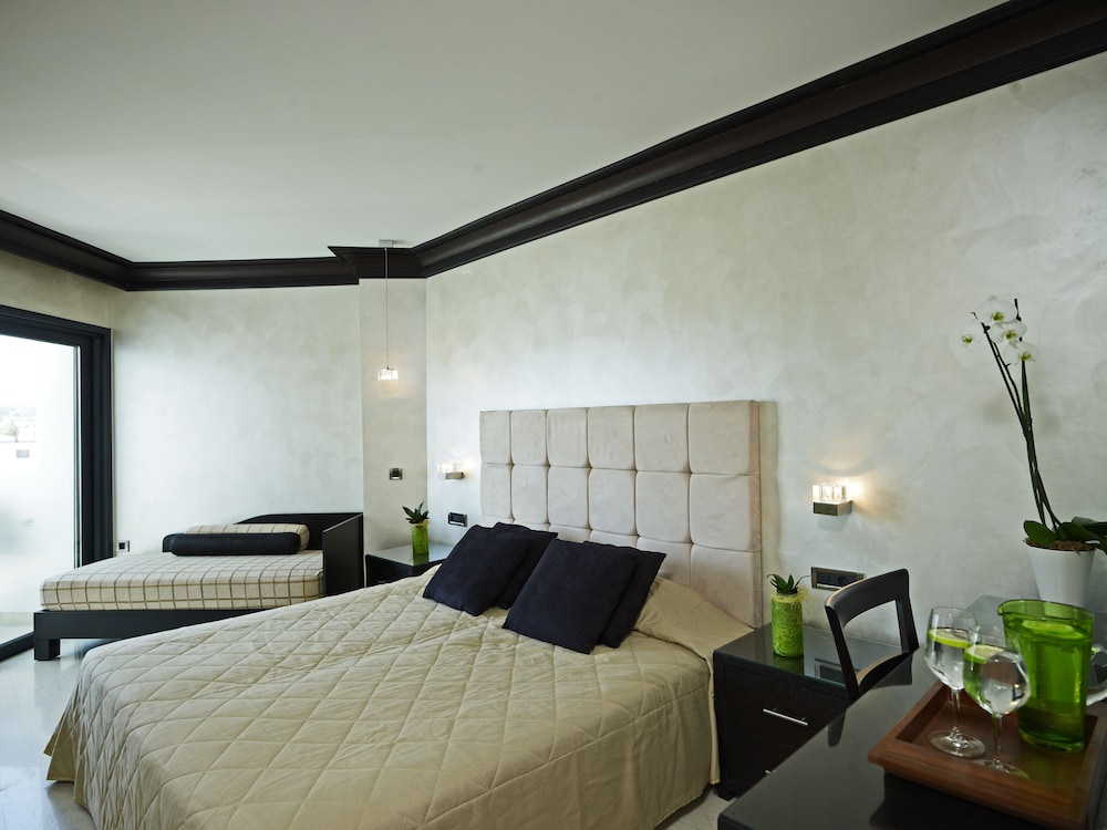 Standard Twin Room (Land View) - Photo 3