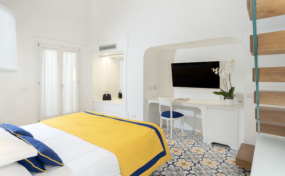 Deluxe Quadruple Room, Poolside
