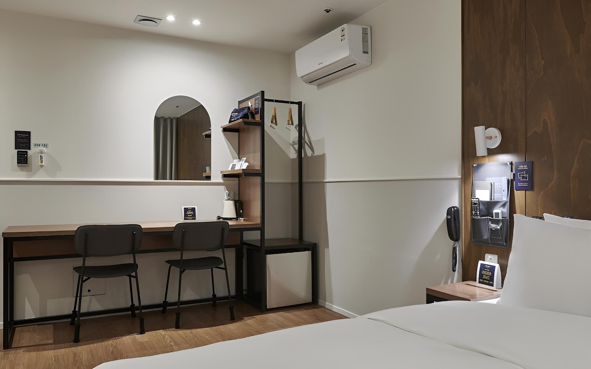 Room (STANDARD (King bed/55" TV/Air purifie) - Photo 3