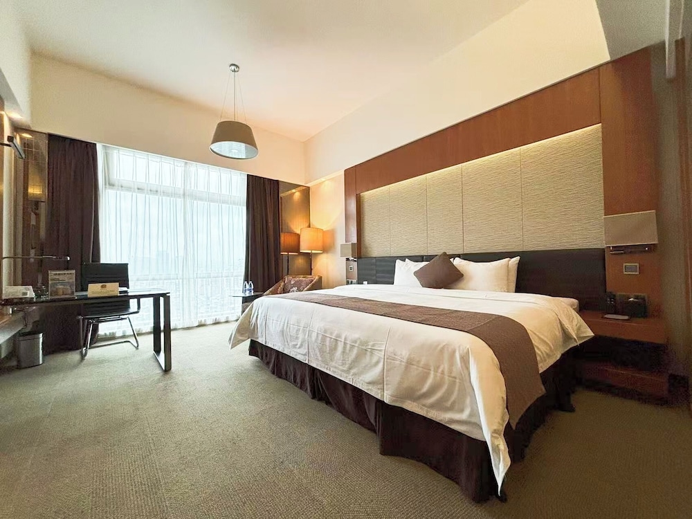 2.4m King Bed Room photo 3