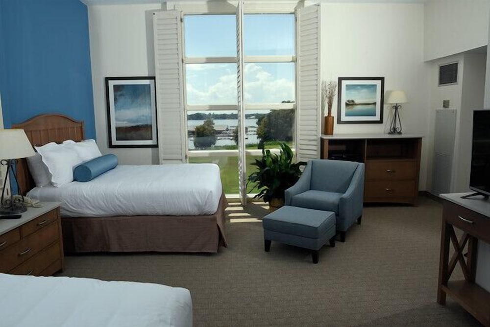 Room, 1 King Bed, Lake View photo 3