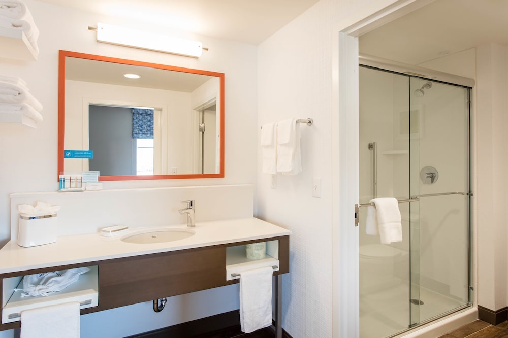 Studio, 1 King Bed, Refrigerator & Microwave (Wet Bar)
