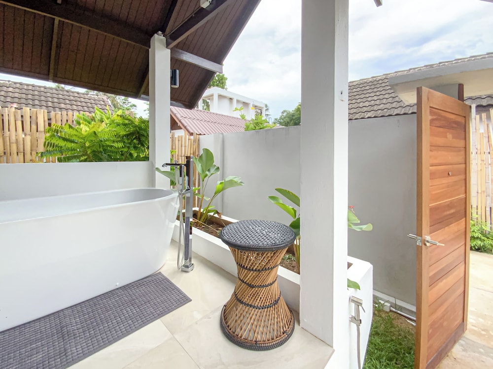 Private Villa with Bathtub - Photo 8