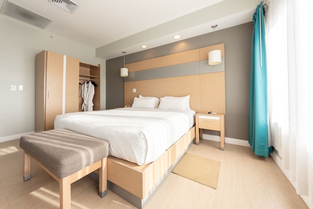 Suite, 1 King Bed, Refrigerator, Garden View