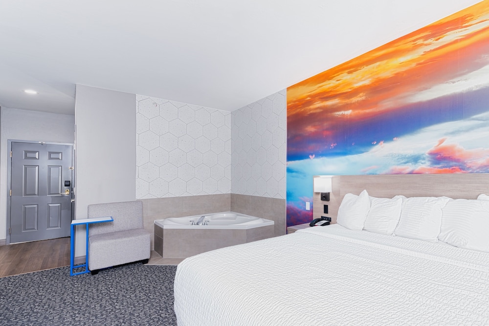 Deluxe Studio Suite, 1 King Bed, Non Smoking, Hot Tub - Photo 2