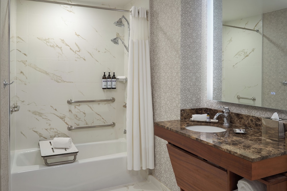 Room, 1 King Bed, Accessible, Bathtub