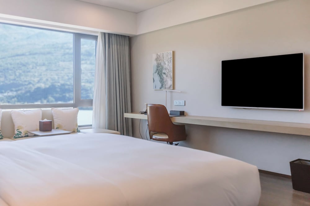 Deluxe Room, 1 King Bed, Lake View - Photo 1