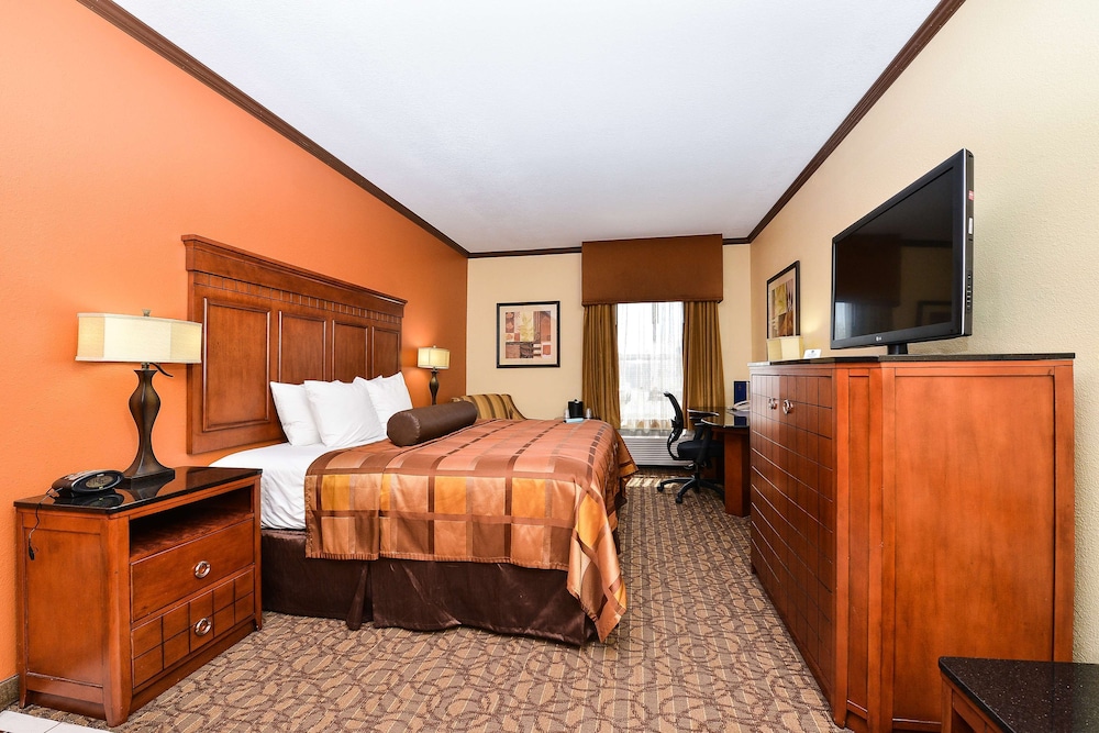 Standard Room, 1 King Bed, Non Smoking, Refrigerator & Microwave - Photo 1