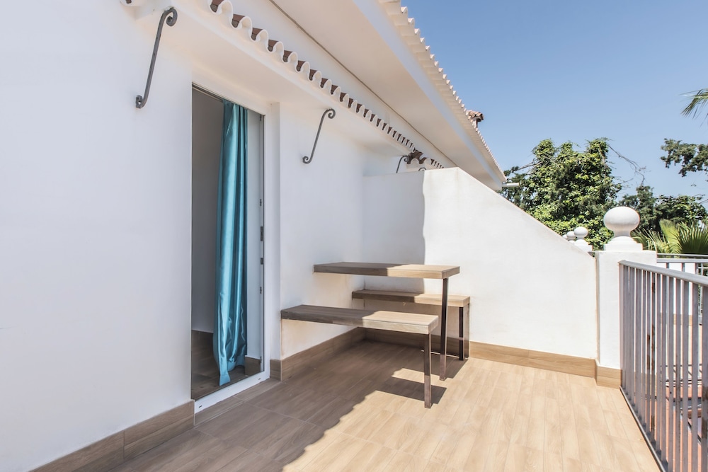 Comfort Double Room, Terrace with Free Airport Shuttle - Photo 15