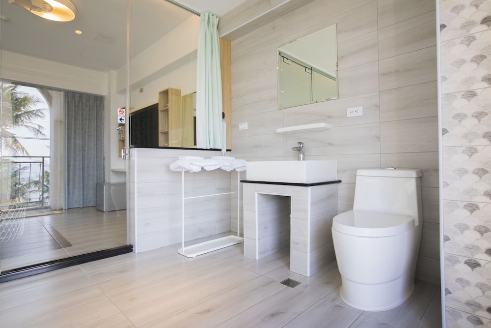 Honeymoon Double Room, 1 Bedroom, Bathtub, Ocean View photo 3