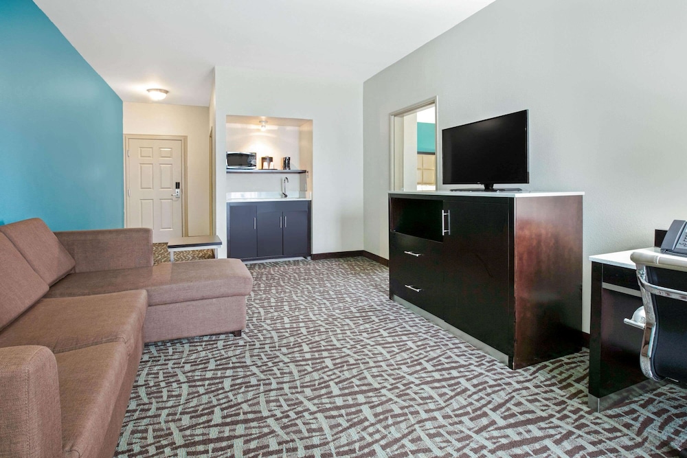 Suite, 1 King Bed, Non Smoking (2 Room) - Photo 3